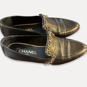 CHANEL size 38 gold chain moccasins